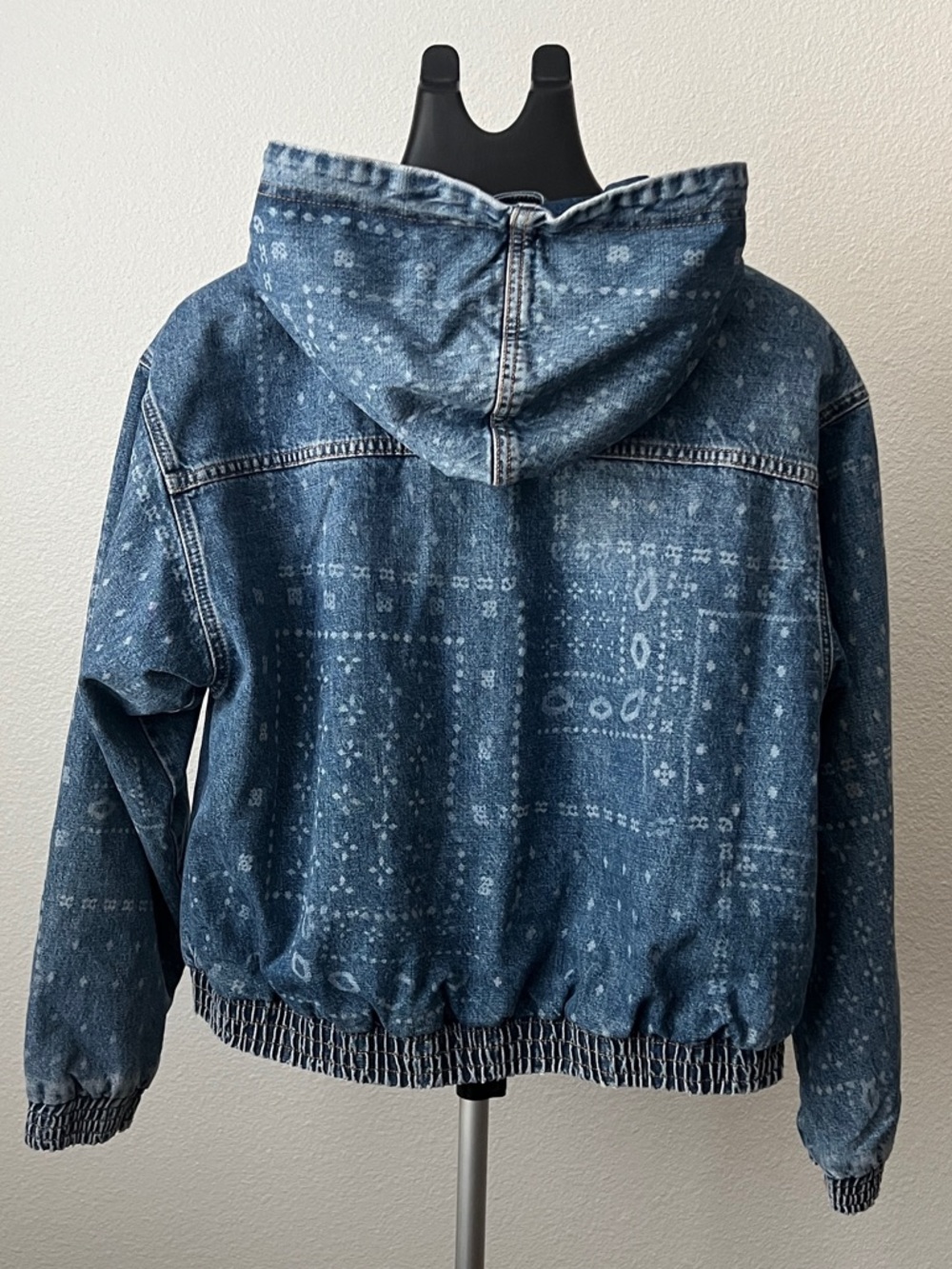 BDG Daria Bandana Print Denim Hoodie Sweatshirt – Urban Outfitters Exclusive - Picture 4 of 15